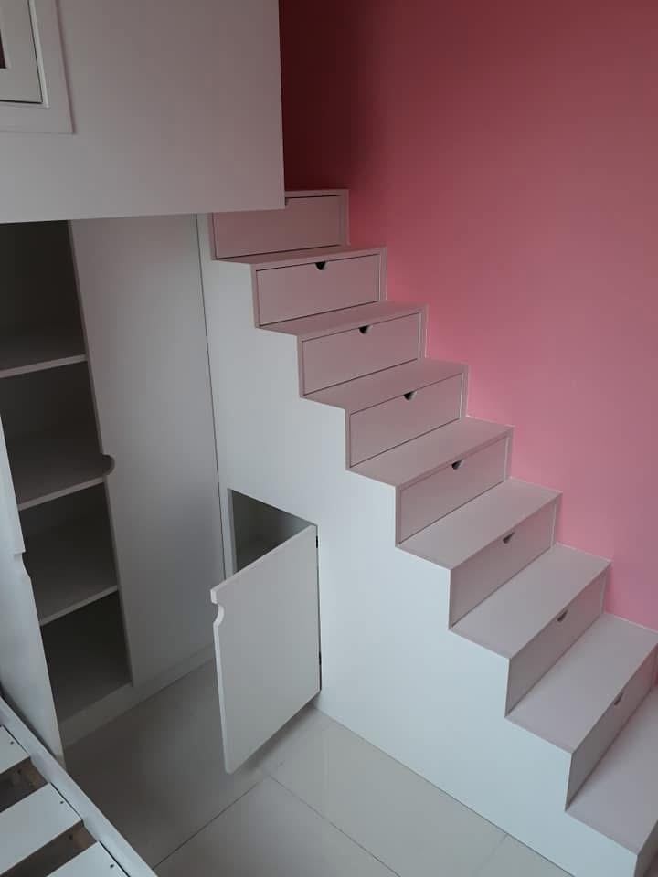 Closet planejado com escada-armário